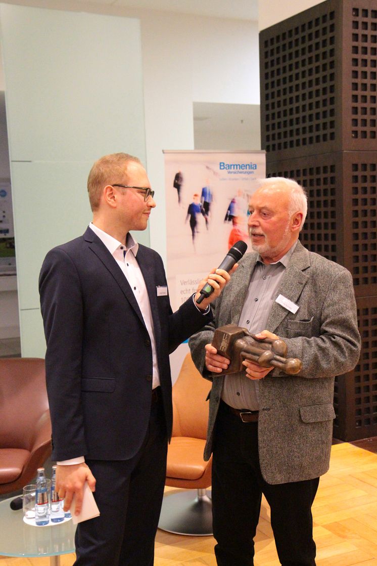 Peter Schmitz (re.) von Fortuna Wuppertal freute sich über den Fairplay-Pokal