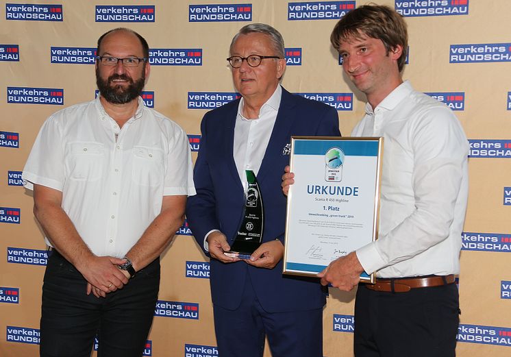 Peter Hornig (Mitte) nimmt für Scania die Auszeichnung Green Truck 2019 entgegen