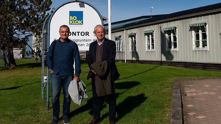 Jonas Spangenberg, VD BoKlok, och Hans Biörck, styrelseordförande Skanska, utanför BoKloks fabrik i Gullringen, Småland. 