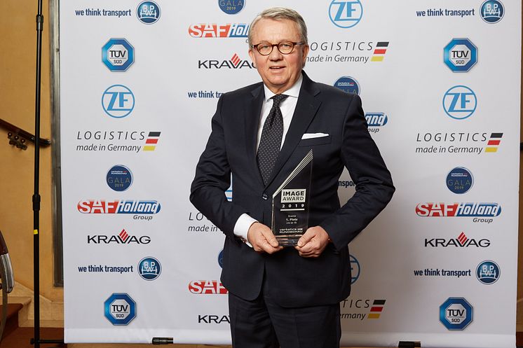 Peter Hornig nimmt für Scania den Image Award 2019 entgegen