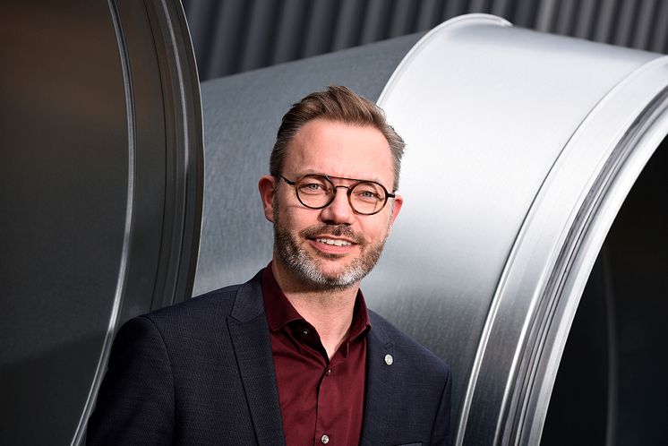 Lindabs adm. direktør Heino Juhl har grund til at være tilfreds med årets resultat 2021, hvor det er lykkedes at øge top- og bundlinje, så Lindab nu har nået en omsætning tæt på en milliard kroner.