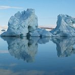 Isfjell som speiler seg i vannflaten