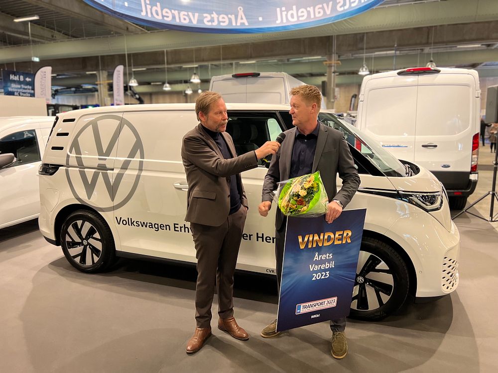 Direktør for Volkswagen Erhvervsbiler, Ib Jakobsen, modtager prisen fra jurymedlem Steen Bachmann