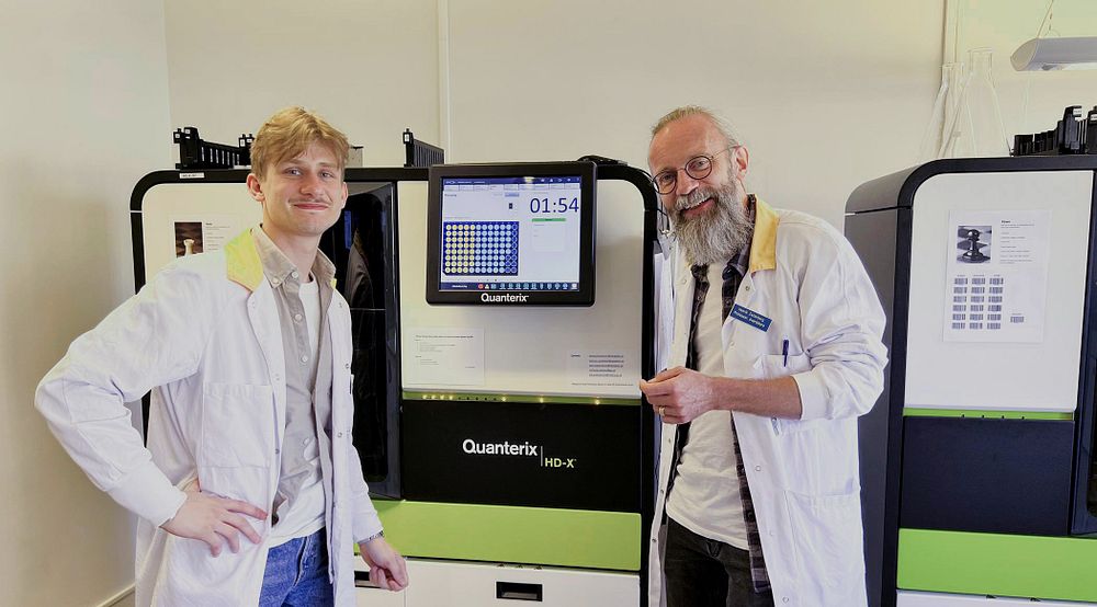 Doktorand Joel Simrén och professor Henrik Zetterberg framför ett av de mätinstrument som kommer att användas i projektet. Foto: Elin Lindström
