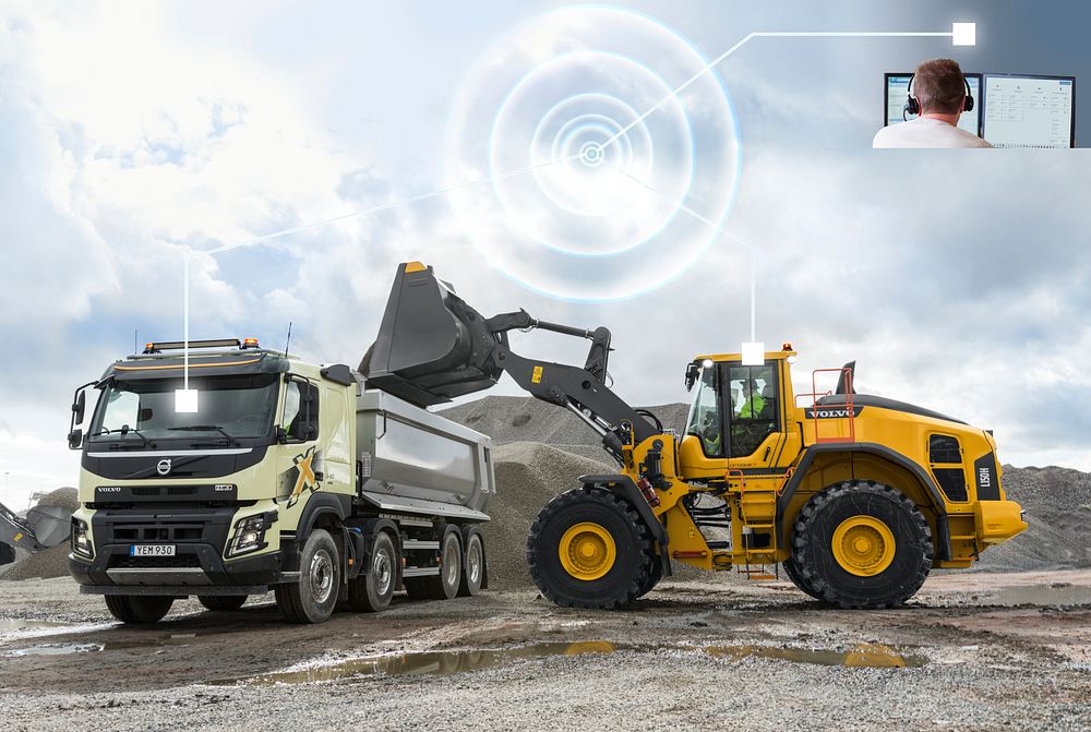 Volvo lastbil och hjullastare arbetar i lastningsprocessen med stöd av Connected Load Out