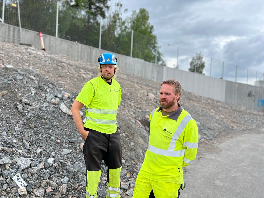 Mye på plass: Prosjektleder Henning Johnsen og byggeleder Anders Aamodt er fornøyd med jobben som er gjort etter åpningen av Oslos nye T-banetrasé i september. Foto: Sporveien
