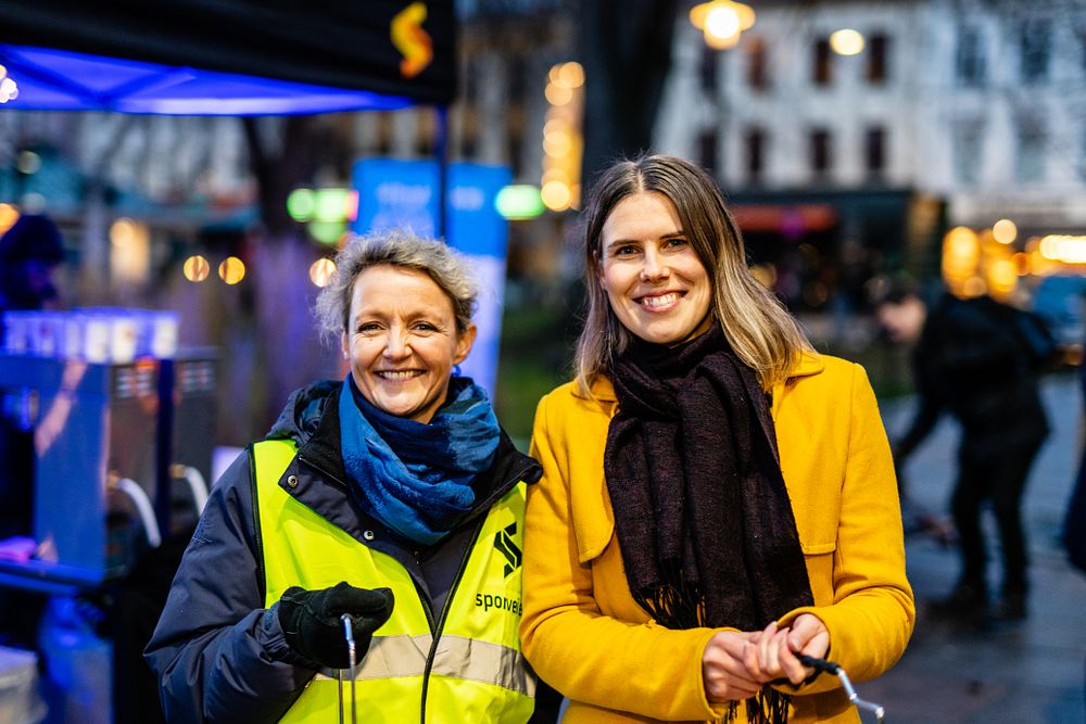 Birte Sjule, konsernsjef i Sporveien og Sirin Stav, byråd for miljø og samferdsel i Oslo kommune, delte i desember 2022 ut boller og kaffe til de trikkereisende på Grünerløkka. Foto: Sporveien