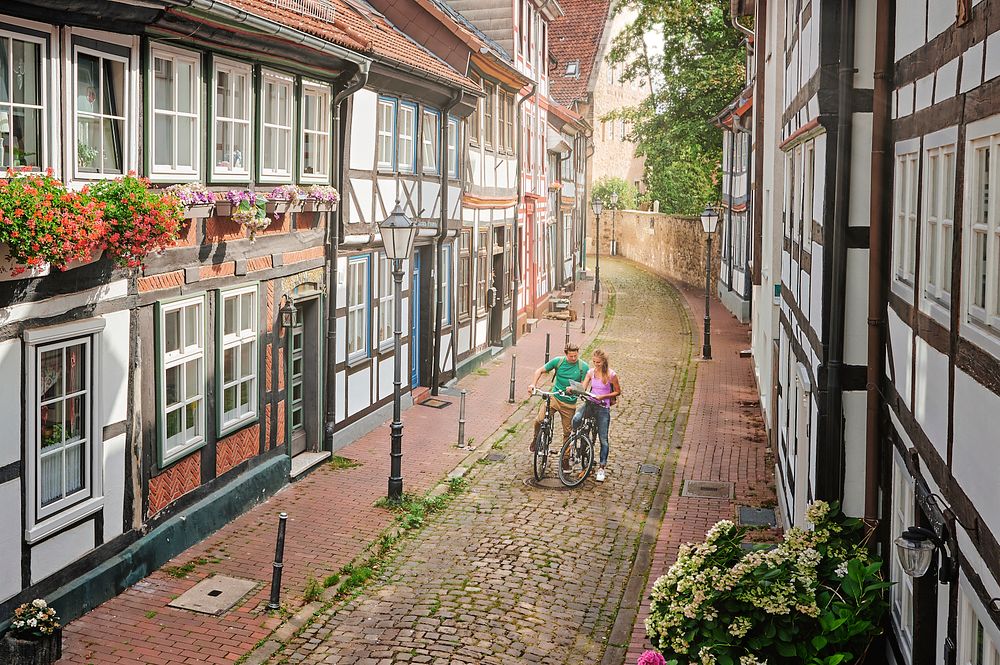 Hameln: Paar mit Fahrrädern in der Altstadt, Weserradweg