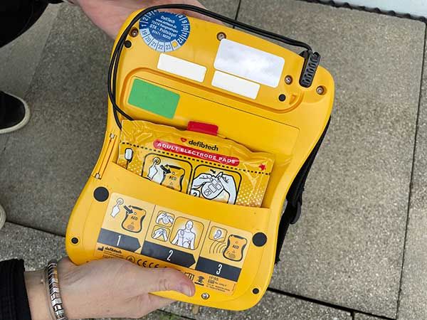 Defibrillator AED