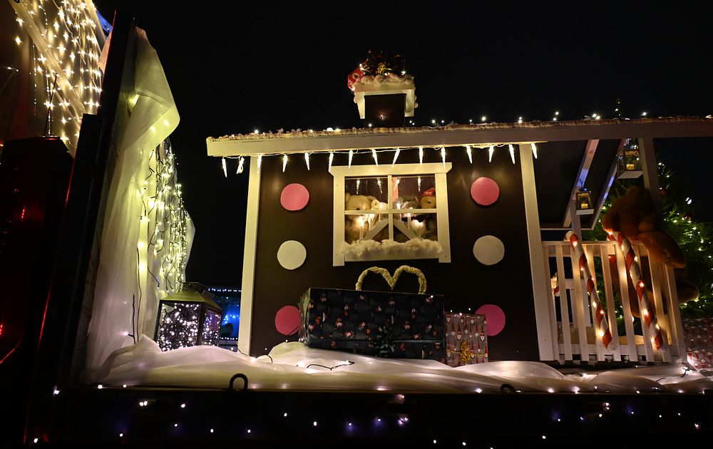 Mika Mäkilän Scanian lavalle nostettiin leikkimökin kokoinen piparkakkutalo osana ''Kaanian joulumaailmaa''.