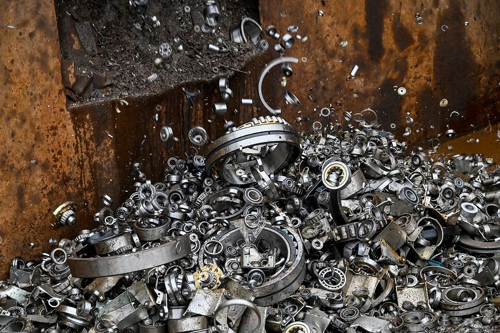 Later, the scrap is melted down in a steel mill - thus the resource steel finds its way back into the material cycle.  Images: Schaeffler (Berny Meyer)