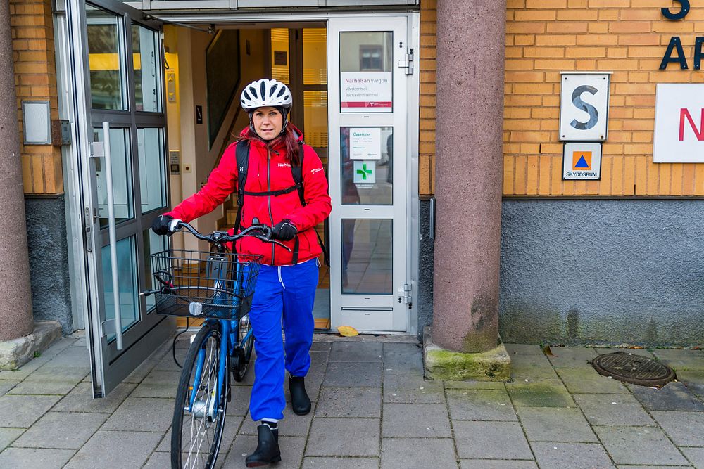 Sjuksköterskan Linnea Larsson på väg med cykel till ännu ett hembesök.