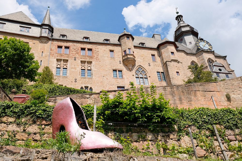 Marburg: Askepotts sko foran landgrevens slott, Grimm-Dich Trail, den tyske eventyrruten © GNTB/Haruna Akamatsu