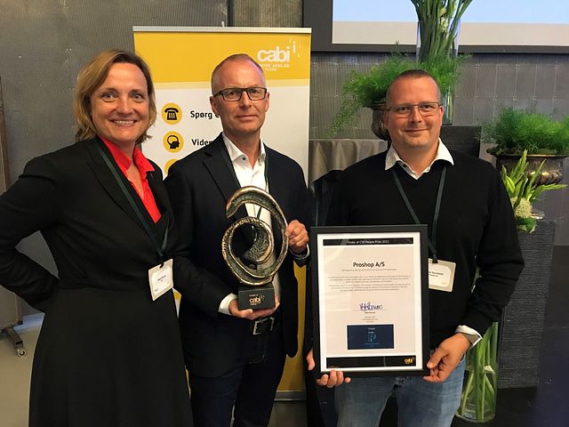 Stifter og direktør i Proshop, Poul Thyregod, og logistikchef Ronnie Stormfeldt, har af Cabis direktør Mette Rønnau fået overrakt det synlige bevis på, at virksomheden har vundet CSR People Prize 2022. Foto: Cabi.