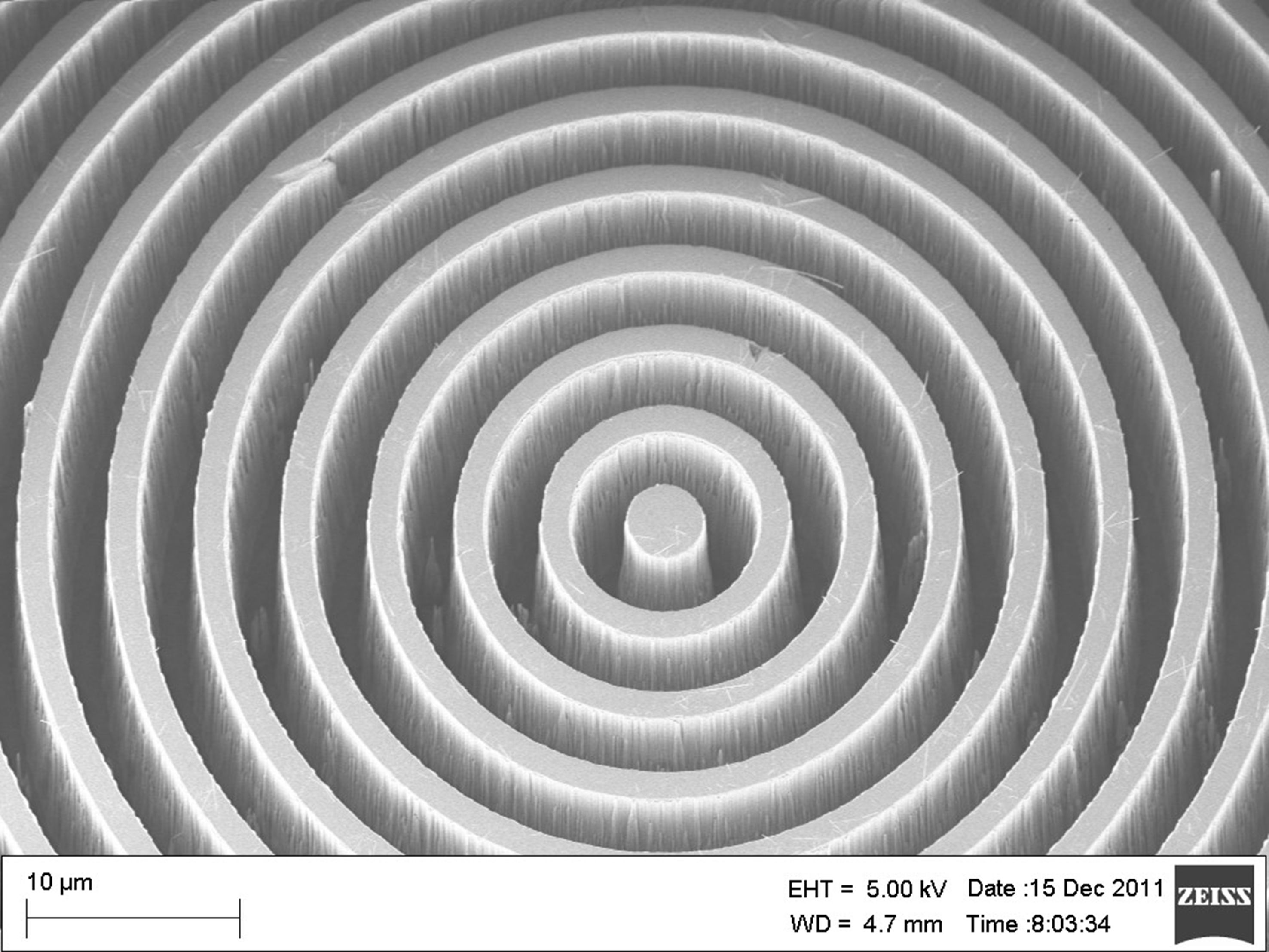 Förstorad bild (elektronmikroskop) av diamantkoronagrafens centrala del visande det mikrofabricerade cirkulära gittret.